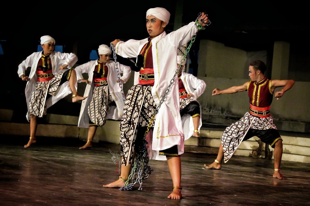Pentas uji Koreografi SMKI Yogyakarta 2017. Menampilkan 9 tari garapan. Tempat di Arena terbuka SMKI Jogja, malam tadi 23 Mei 2017...