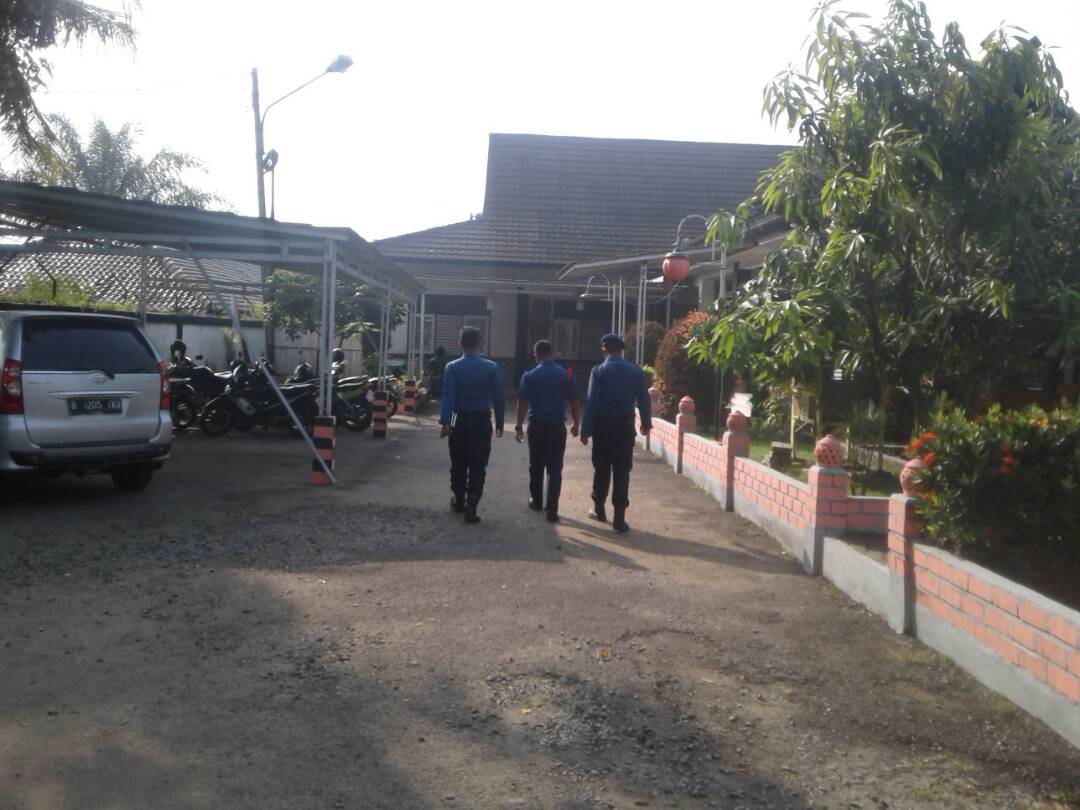1Dpkpb's tweet photo. Sosialisasi @1Dpkpb Ke kecamatan Sukatani d lanjutkan glusukan k Desa
@DediMulyadi71 @damkaristimewa @WiebyWs @helmibrahma2 @nanan_ok https://t.co/fRUtPmLoRA