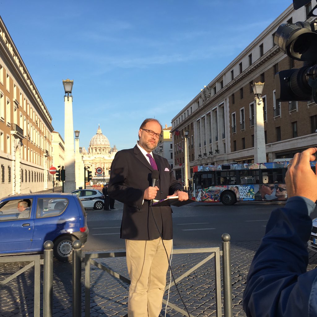 RawNewsLive's tweet photo. Waiting for #Trump to arrive at the Vatican and meet #PopeFrancis. Live with @baysontheroad for @AJEnglish https://t.co/xBeMh0MRxj