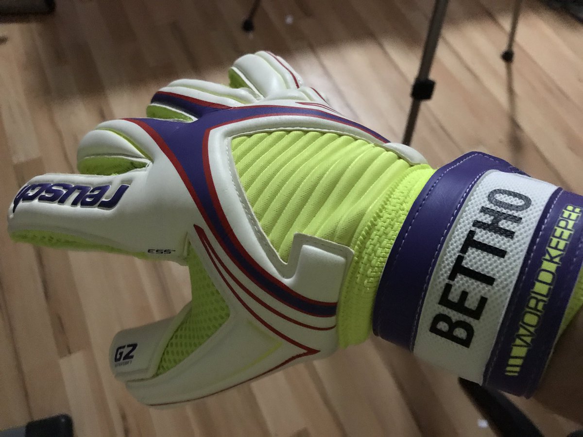 FutbolistasYT's tweet photo. Para los que preguntan por mis #Reusch #WorldKeeper yo los compré en @futbolemotion Link: https://t.co/oJAYbCKwd1 https://t.co/Zj1MDcp8aI