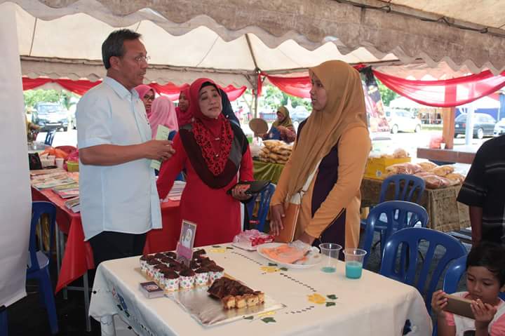BuletinJohore's tweet photo. Exco Johor hadiri Makan Tengahari bersama Panel Penilai Anugerah Desa Perdana Negeri Johor di Dewan Homestay Kg Parit Puteri Menangis. https://t.co/Qee4k9yxWX