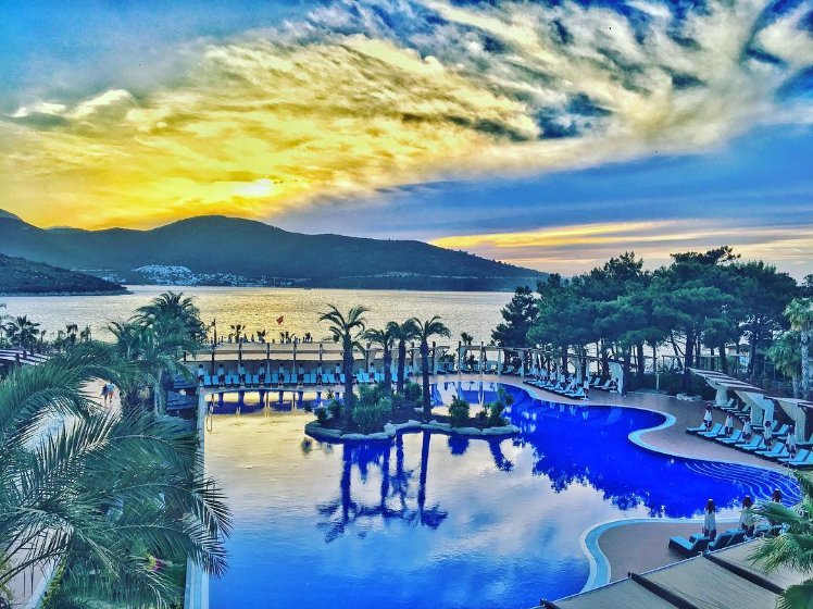 The smoothest colors of the day are waiting for you at the peaceful atmosphere of #voguebodrum...