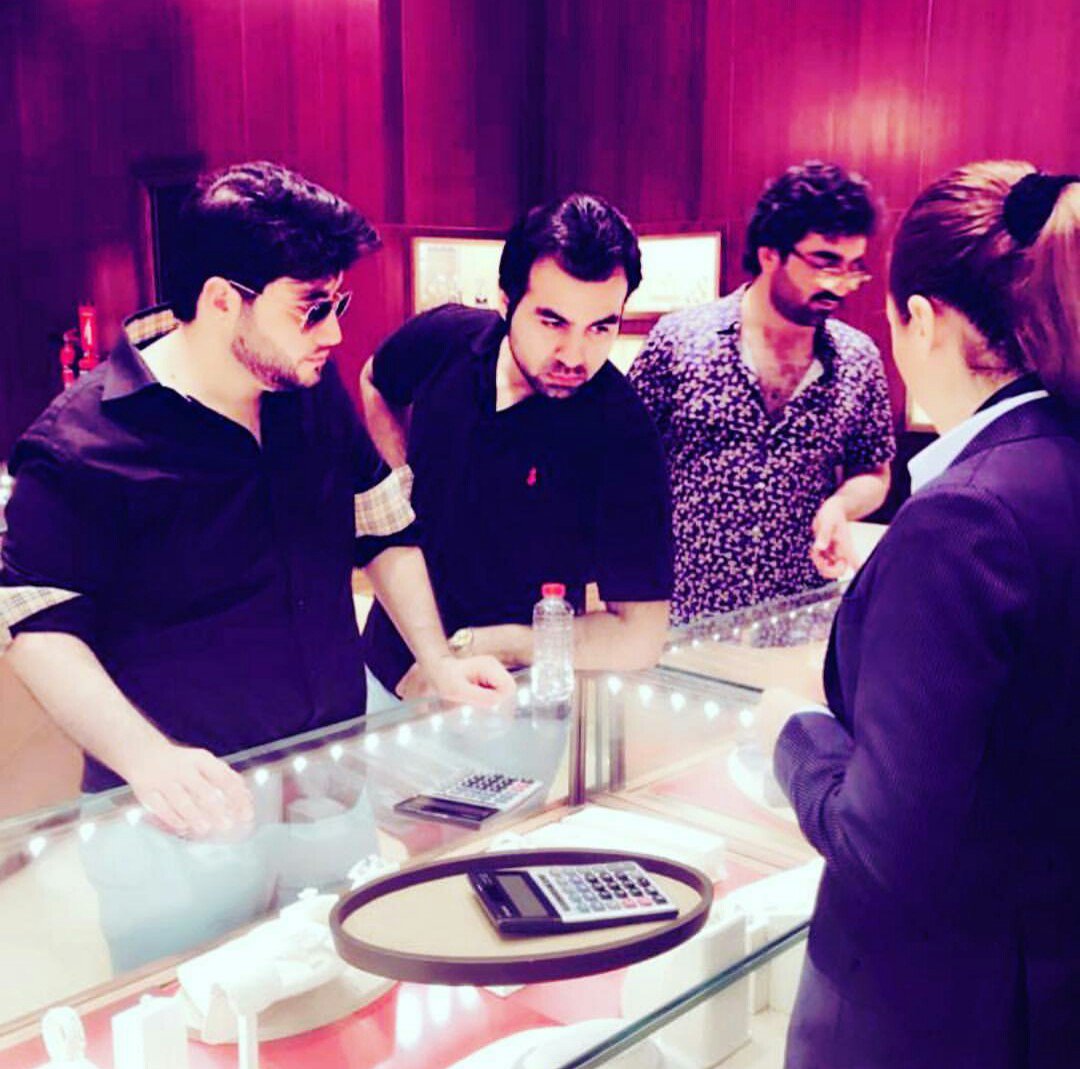 TeamJaved's tweet photo. Some rare pictures of @JAfridi10 from Dubai with @ZalandAchakzai &amp; @drchangezkhan. Let us know which one you like the most!
#TeamJaved https://t.co/4r6ZiGmTS3