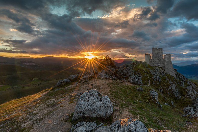 Italia's tweet photo. Buongiorno da Rocca  Calascio (Aq), una delle fortificazioni più suggestive al mondo ! https://t.co/IFZQWnaPEy 
Ph. A. Carosella #Abruzzo https://t.co/hAjcnJmr4R