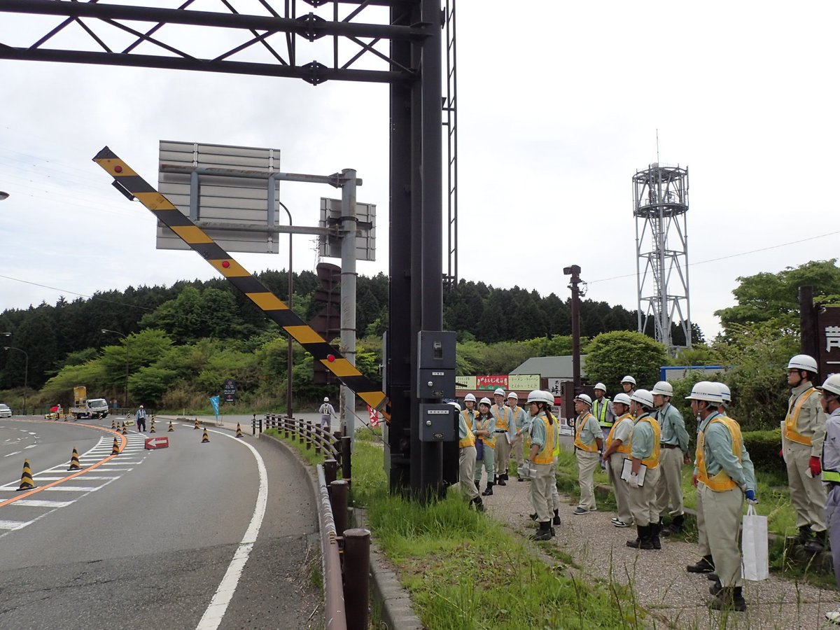 国土交通省 沼津河川国道事務所 على تويتر 本日 国道１号箱根峠において 梅雨 台風等の異常気象に備え 通行規制装置 遮断機 の操作訓練を実施しました 大雨等による道路災害の危険がある場合 人命を守るため 災害が発生する前に通行止め規制を行う区間が