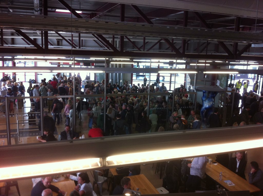 Megastau am Gate C in #tegel. Mehrere #airberlin Flüge hoffnungslos verspätet. Wer wickelt Airberlin endlich ab?