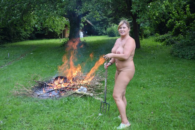 Yestersday in my garden. I like fire. https://t.co/HBGebdyKh6 https://t.co/4mFaAm62Mi<a href="/tag/camgirl"class="tags"><span>#camgirl</span></a>