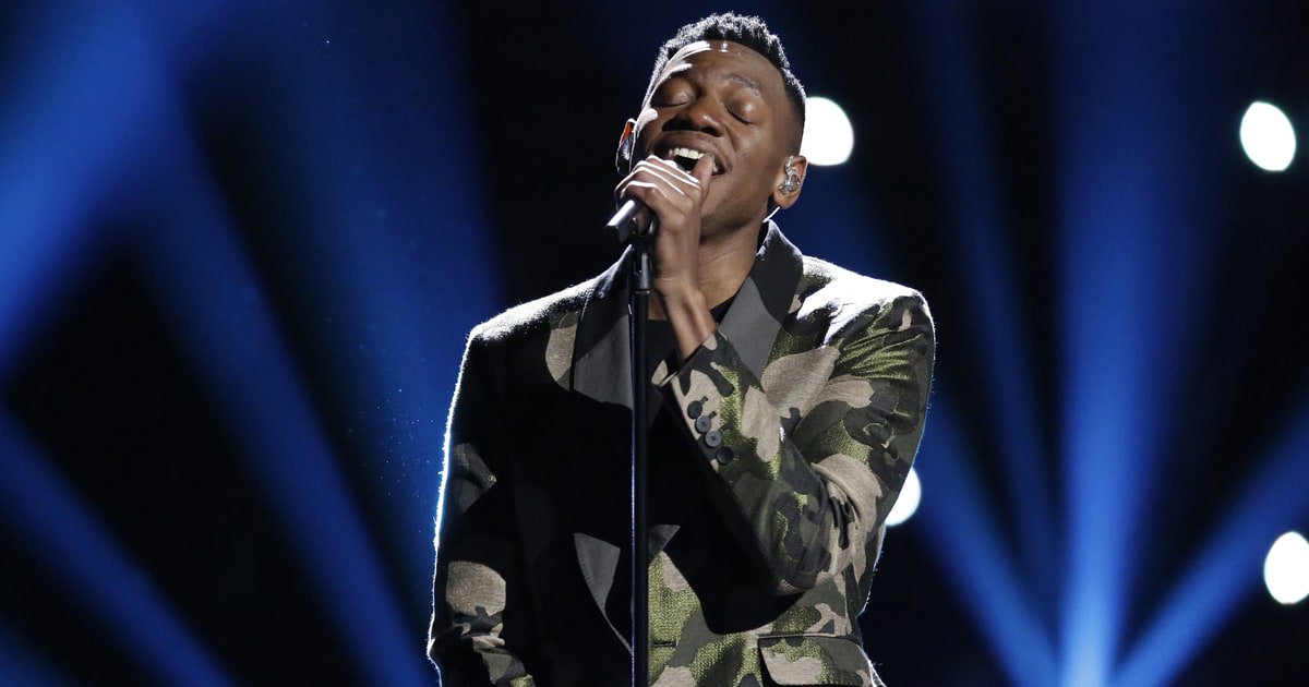 RollingStone's tweet photo. See #TheVoice winner Chris Blue perform R.E.M.'s "Everybody Hurts" with Usher https://t.co/T134d0BagW https://t.co/I4DkPSg4bJ