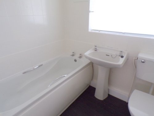 To Let this 3 bed Semi-detached #House in #Whitefield #Manchester £625pcm! #Property #Lettings #Sterling bit.ly/2qfG1PY