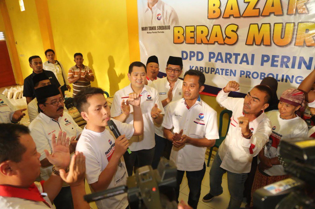Hary_Tanoe's tweet photo. “Bazar murah ini diharapkan membantu masyarakat. Ekonomi sdng lesu, pendapatan masyarakat relatif berkurang krn biaya hidup makin naik” -HT- https://t.co/S80kkFQ8UV
