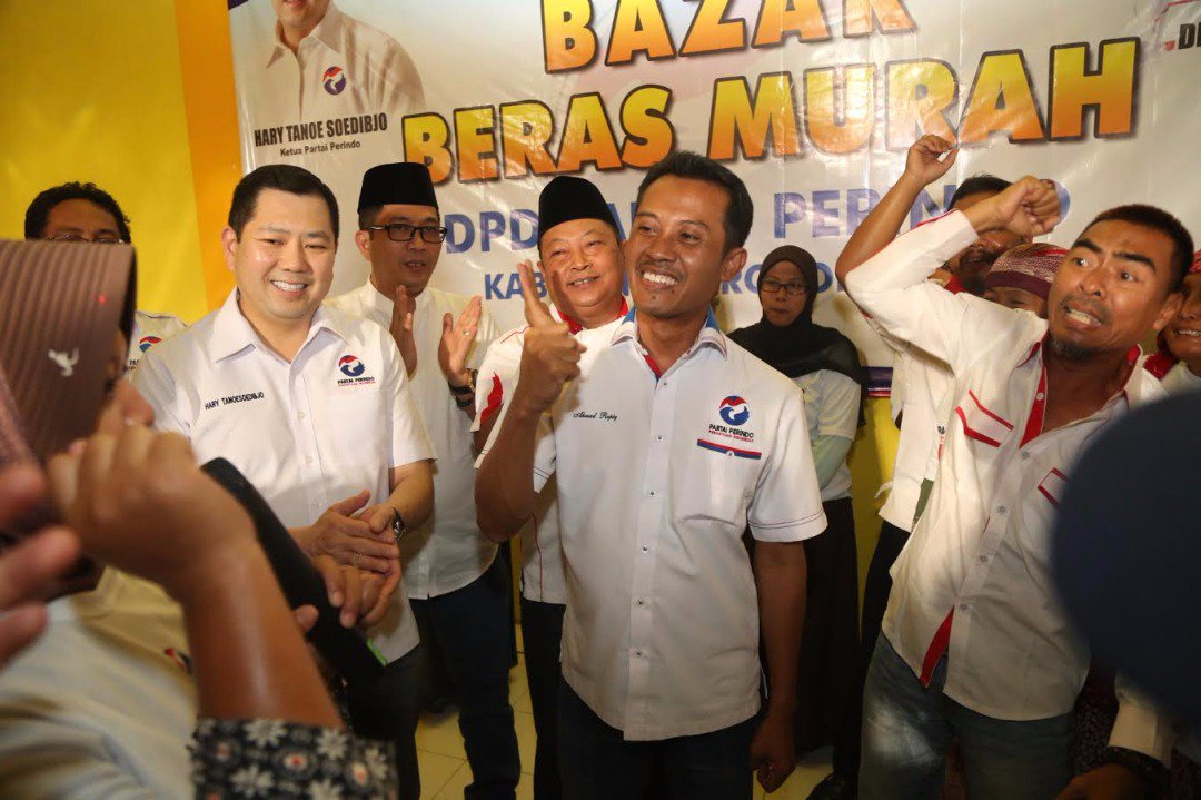 Hary_Tanoe's tweet photo. “Bazar murah ini diharapkan membantu masyarakat. Ekonomi sdng lesu, pendapatan masyarakat relatif berkurang krn biaya hidup makin naik” -HT- https://t.co/S80kkFQ8UV