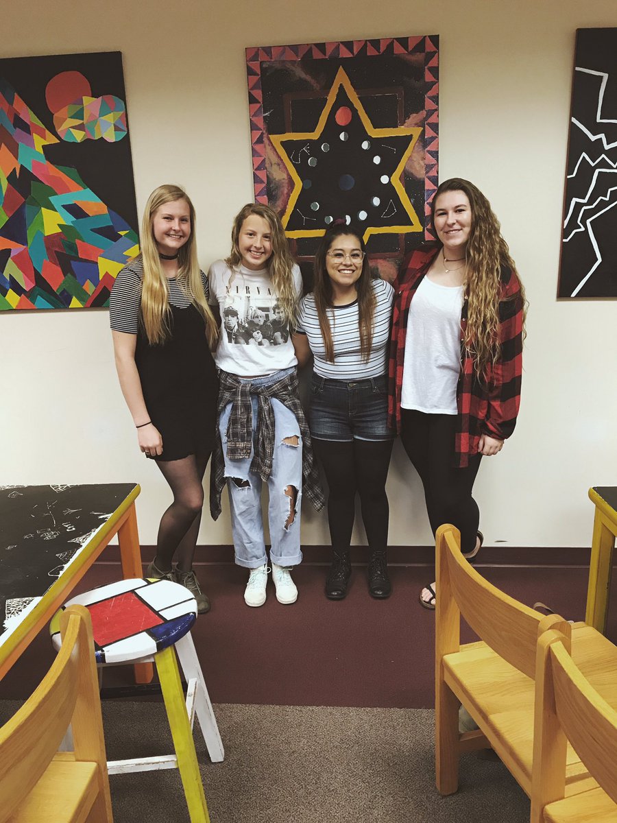 esme_mercado's tweet photo. 90s babies 

w/ @HannaMccoy27 https://t.co/O3RuUFTszj
