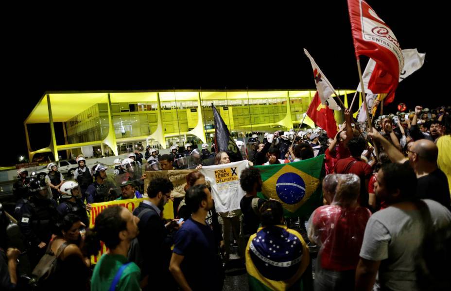 Quatro ônibus levaram manifestantes da Paraíba para protesto de hoje em Brasília politicaetc.com.br/2017/05/quatro…