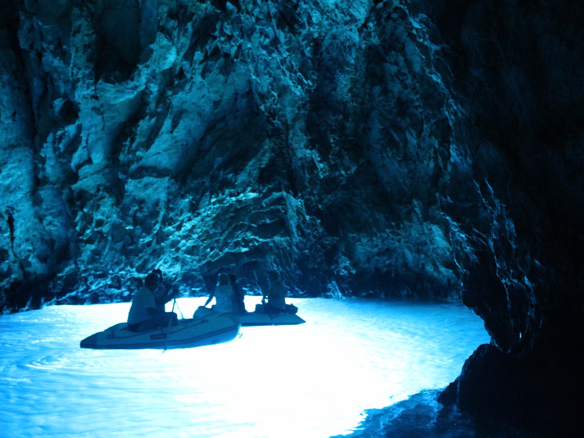Wanna be this person in a boat? Book one of our torus here: goo.gl/sofj2Y 

#vacation #travel #bestofbrac #bluecave #island #cro