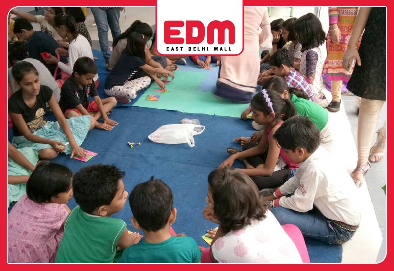 EastDelhiMall's tweet photo. Gift Wrapping and Card Making Workshop of Risekids #SummerCamp 2017 #EDM Event..... #EastDelhiMall #GiftWrappingWorkshop #CardMakingWorkshop https://t.co/H33YGDMtr8