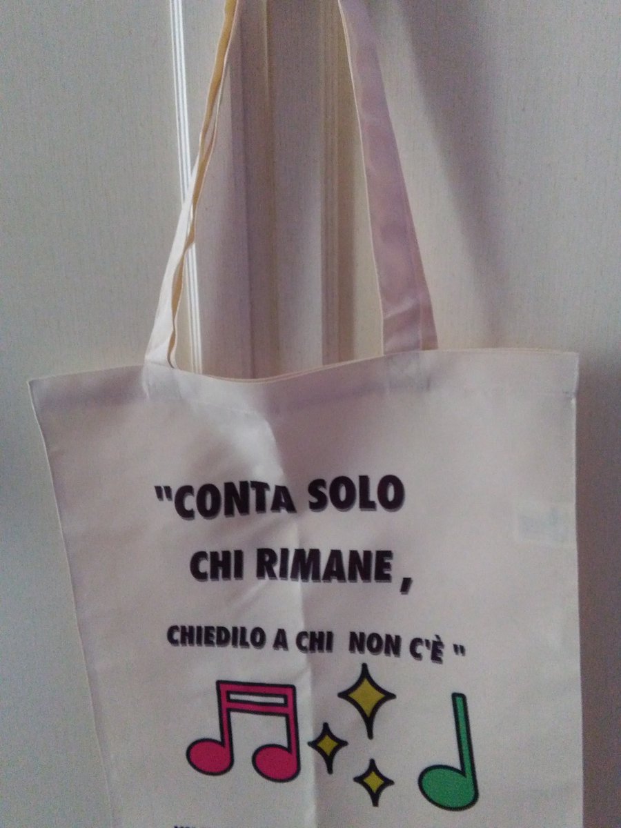 Yle_Formichetti's tweet photo. Quando le frasi delle canzoni sono così belle ed importanti, da scriverle ovunque (e portarle sempre con te) 😎🎶👜
#FermoImmagine ❤ https://t.co/cnaDR3hjrD