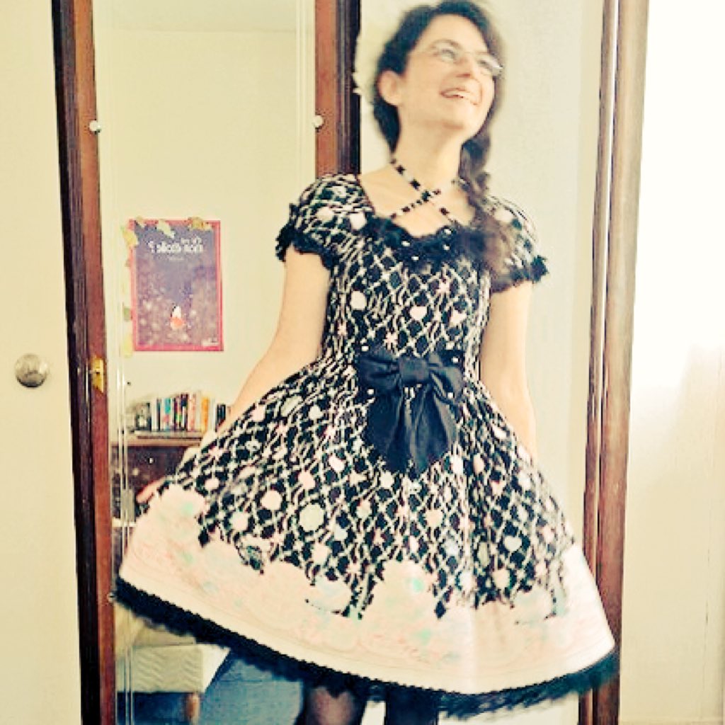 Birlouette's tweet photo. Le lolita risque d'être compliqué à supporter cet ét��... https://t.co/E6GqSucSY6