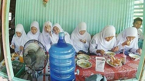 NdoroTedjo's tweet photo. Mari bermain tebak tebakan sekaligus belajar menganalisis..,
..jadi, siapakah diantara mereka yg kemungkinan besar bayarin acara makan2 ini? https://t.co/y2dIHAGgxh