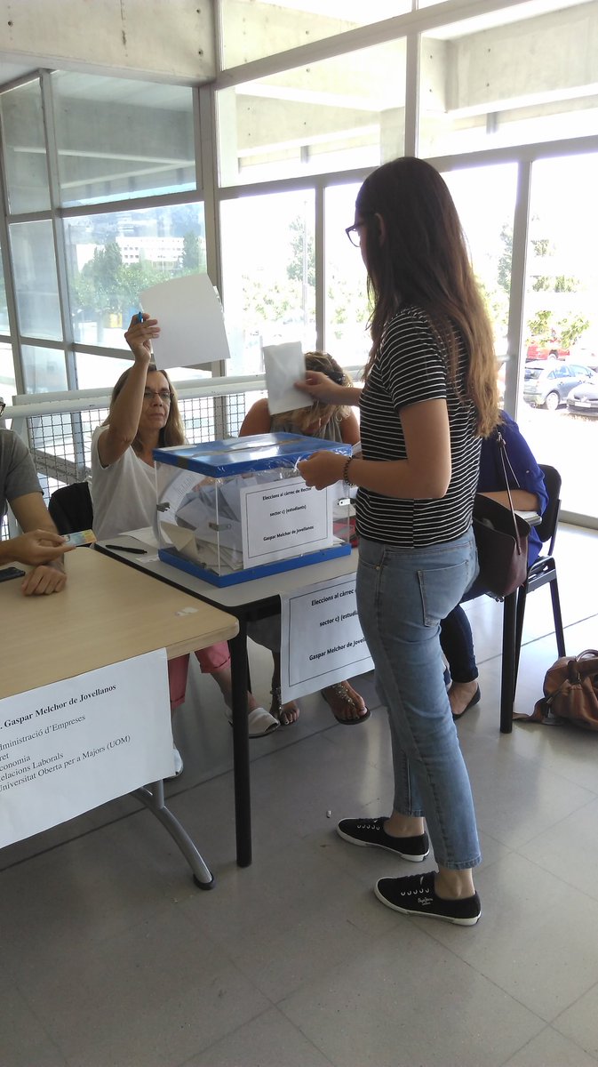 MargaVicensA's tweet photo. Votant a les eleccions a #RectorUIB. Perquè la democràcia obri pas al progrés i ens dugui a la qualitat educativa. #somUIB https://t.co/YUpeSpJQeK