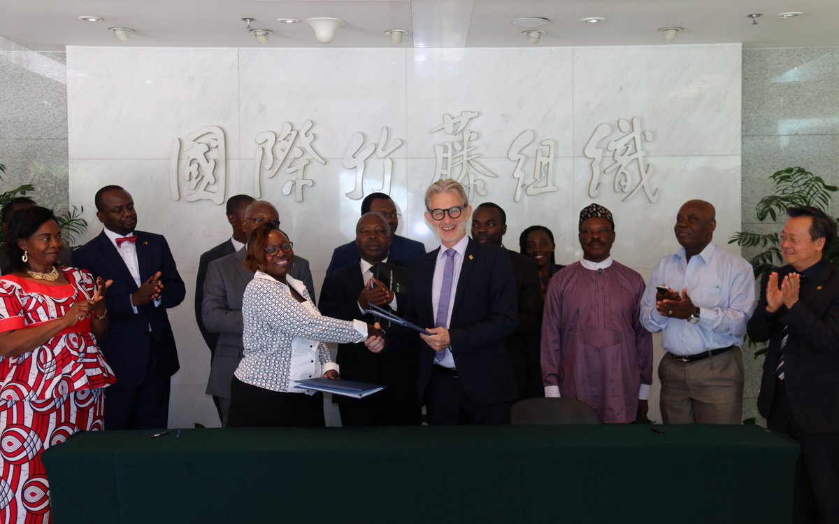 Forest4dev's tweet photo. MOU entre FODER et @INBARofficial d'aide aux communes rurales, au développement forestier pour la promotion du secteur du bambou et du rotin https://t.co/I05Ssu7rIH