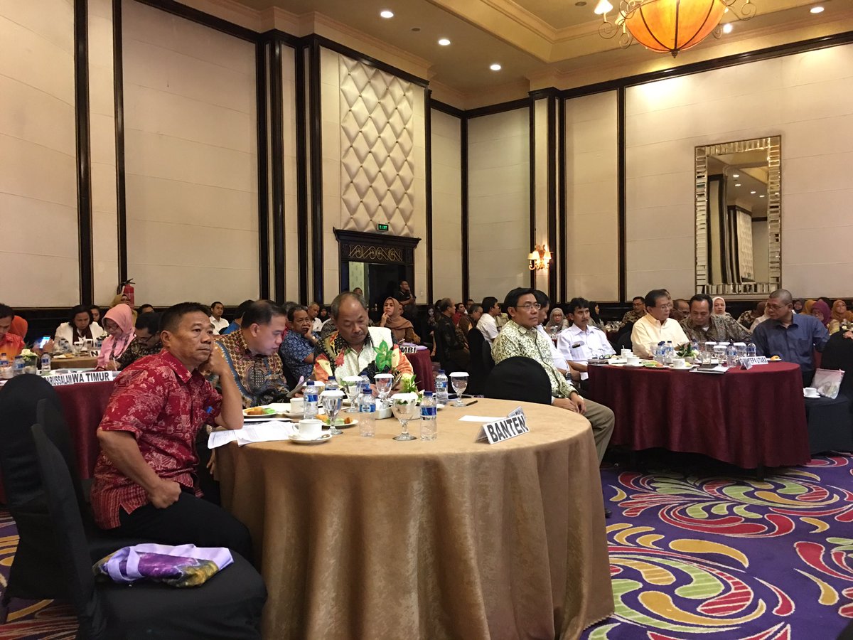 Dibandung, Koordinasi dengan seluruh dinas perdagangan propinsi seluruh Indonesia untuk stabilisasi harga bapok saat puasa dan lebaran.