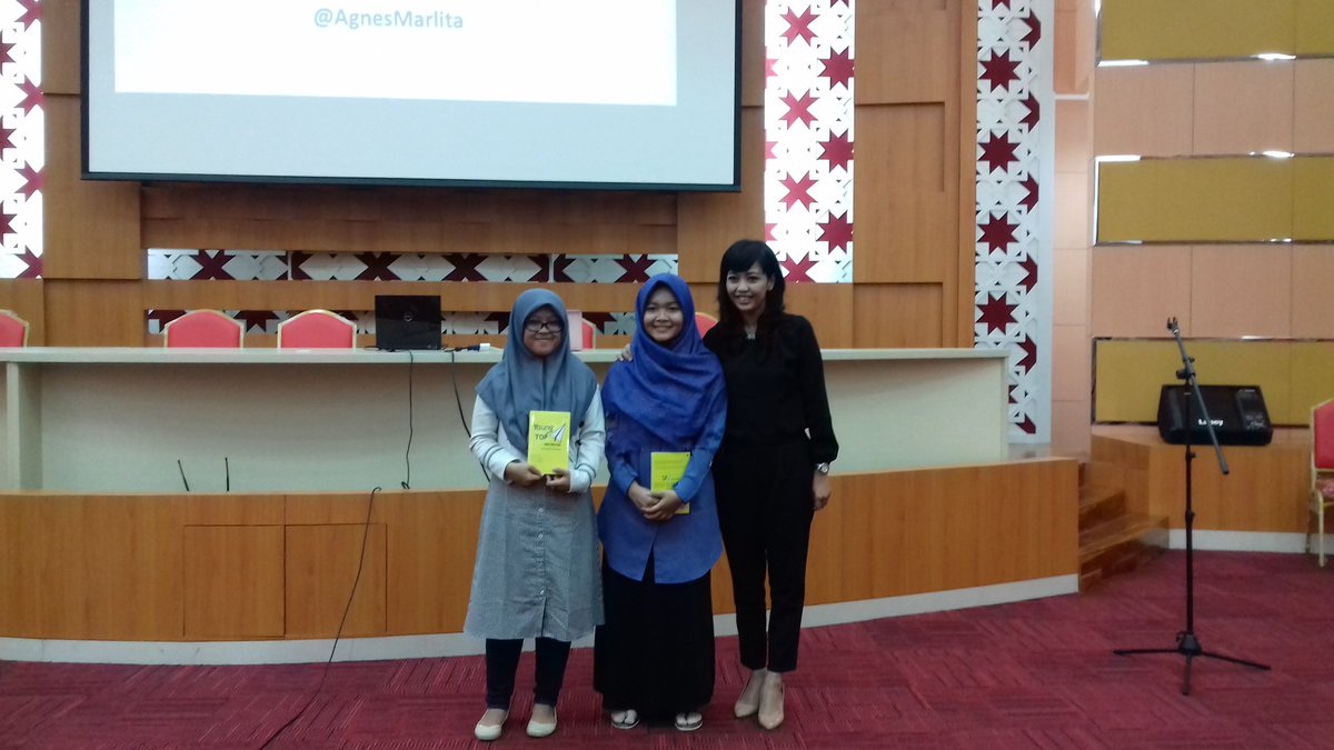 Pemberian hadiah buku Young On Top untuk penanya terbaik