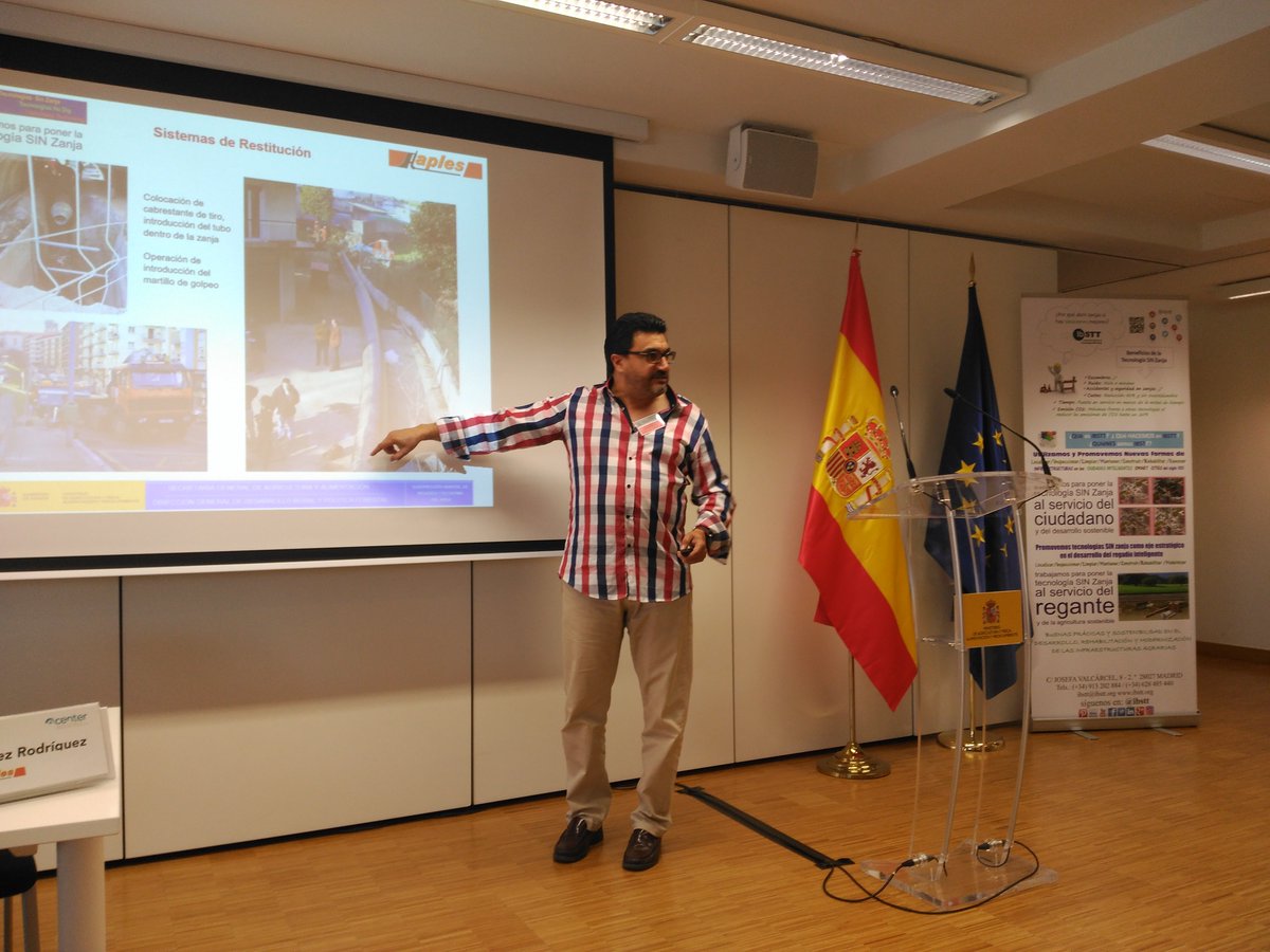 IBSTT's tweet photo. Carlos Gómez @aplestwit #hincaneumatica en jornada @mapamagob S.G. #regadio y e. #agua buenas prácticas #TecnologiasSINzanja X #regantes https://t.co/SIyR7417Df