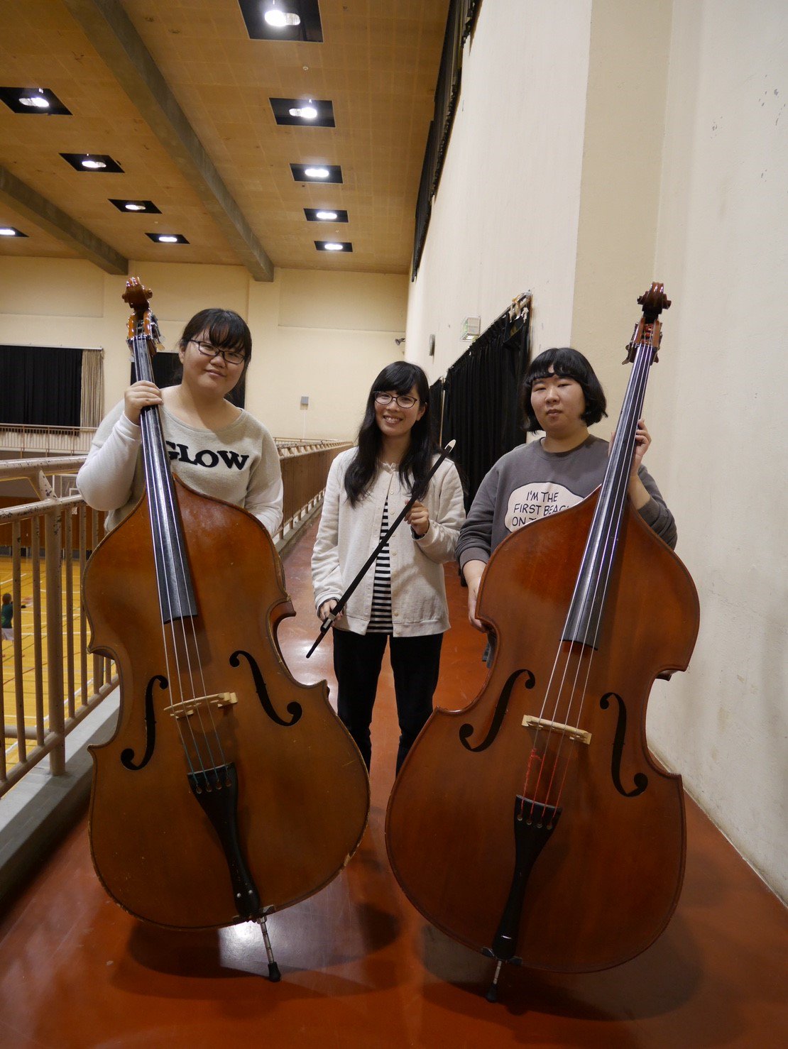 高崎経済大学吹奏楽部 今日はコントラバスパートです 平和 な2 3年生のパートに入ってきたのはこれまた穏やか な1年生 部活後には手入れのために弓を振り回す一面も 普段はおしとやかな女子３人組ですが 演奏時は頼れる存在です 弦楽器の響きをお