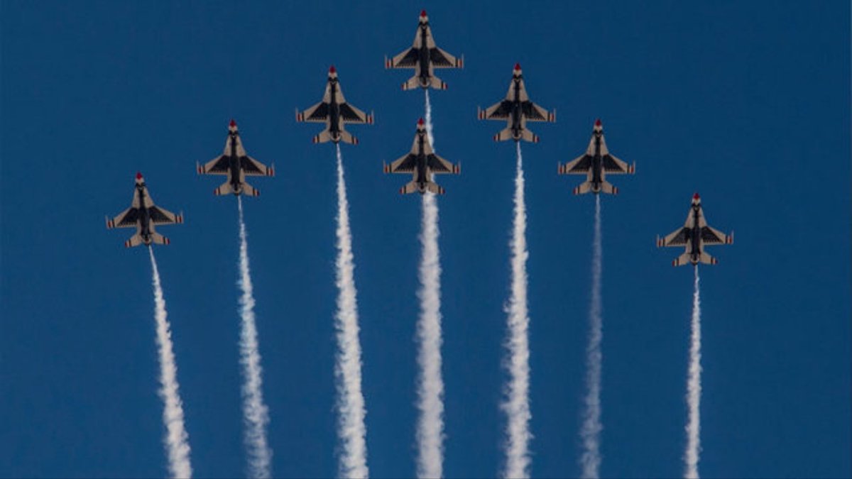 iracronin's tweet photo. Smoke... Ready... On. #GraduationWednesday @AF_Academy @AFThunderbirds https://t.co/YFehs4uZLi