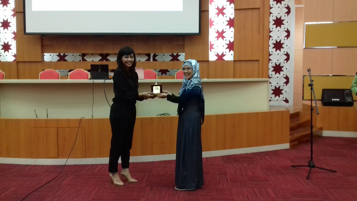 Pemberian plakat kepada <a href="/AgnesMarlita/">Anyes</a> dari Ibu Rini Hidayati selaku dosen Universitas Yarsi