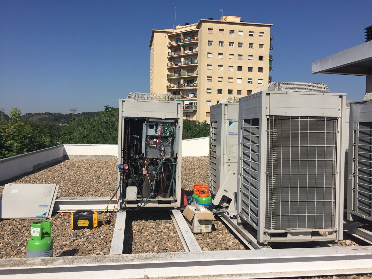 cpnlgranollers's tweet photo. #Bondia! Avui ens estan arreglant l'AIRE CONDICIONAT. Recordeu que en #català s'escriu sense "a" #tenimcalor #airecondicionat #Granollers https://t.co/GBtO7mpKYk