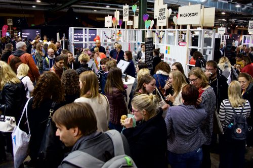 MicrosoftDE's tweet photo. Ein Hoch auf die Vielfalt! @froileinmueller blickt auf die #rp17 zurück https://t.co/WKpkZdUckN #Schichtwechsel https://t.co/XIWCrcVXdc