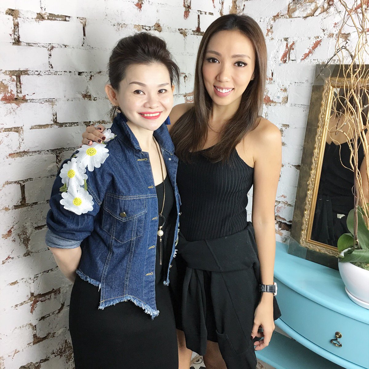 JeanDanker's tweet photo. Blowout + catch up with Yen my longtime stylist at #salonvim! ❤️ https://t.co/gnkP7dipCp