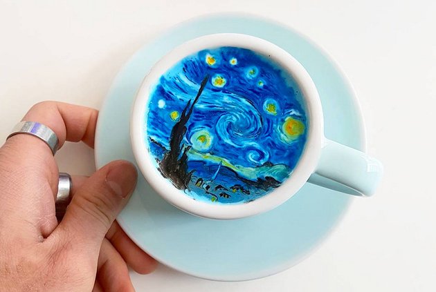 CNTravelerSpain's tweet photo. Este barista dibuja 'La noche estrellada' de Van Gogh en tu café https://t.co/1ESFzuGKqn https://t.co/6mNoE99iFq