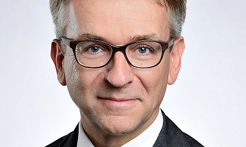finews_ch's tweet photo. Bankiervereinigung holt UBS-Mann in die Geschäftsleitung #sbvg #benz https://t.co/LOmmQuPWu7 https://t.co/Z1IDO5UOHT