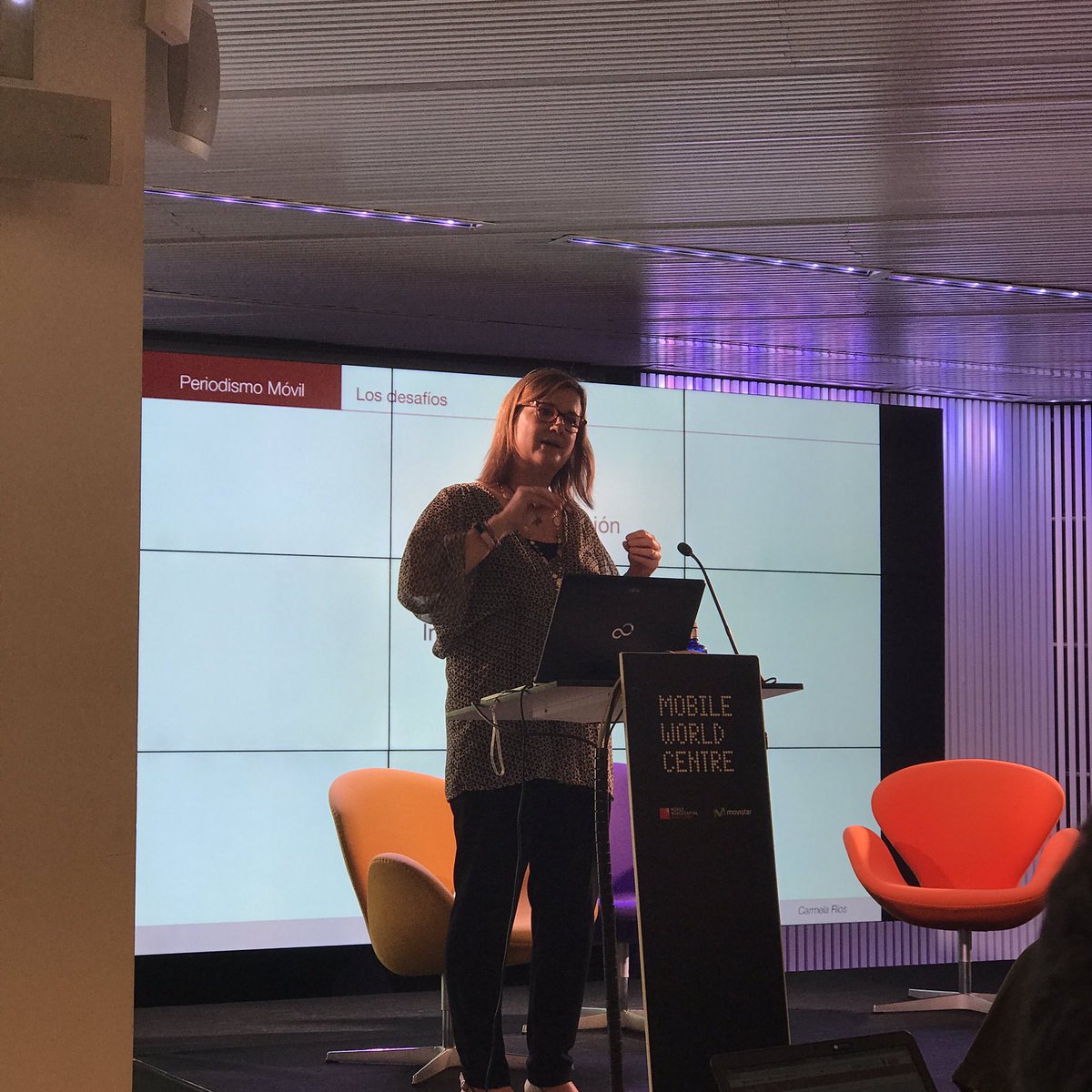 griptic's tweet photo. "Es imposible hacer una foto fija del periodismo móvil" comenta @CarmelaRios en #MojoBCN Nada más cierto! https://t.co/nphpFNffTF