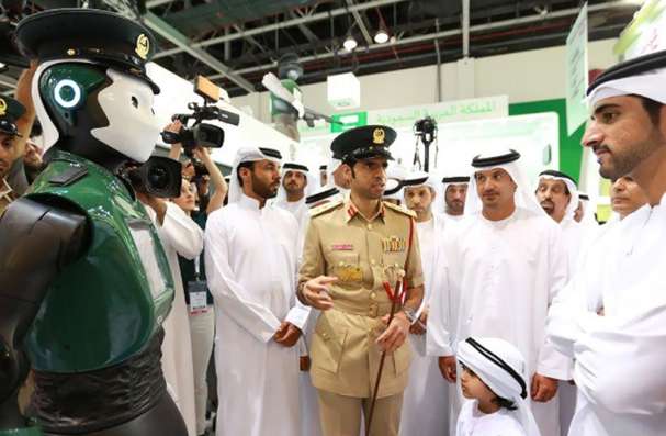 mathrubhumi's tweet image. ഗള്‍ഫ് ഇന്‍ഫര്‍മേഷന്‍ സെക്യൂരിറ്റി എക്‌സപോയില്‍ സുരക്ഷാ ഉദ്യോഗസ്ഥനായി റോബോകോപ്പ് തന്റെ… mathrubhumi.com/technology/gad… #RobotPolice #Robocop