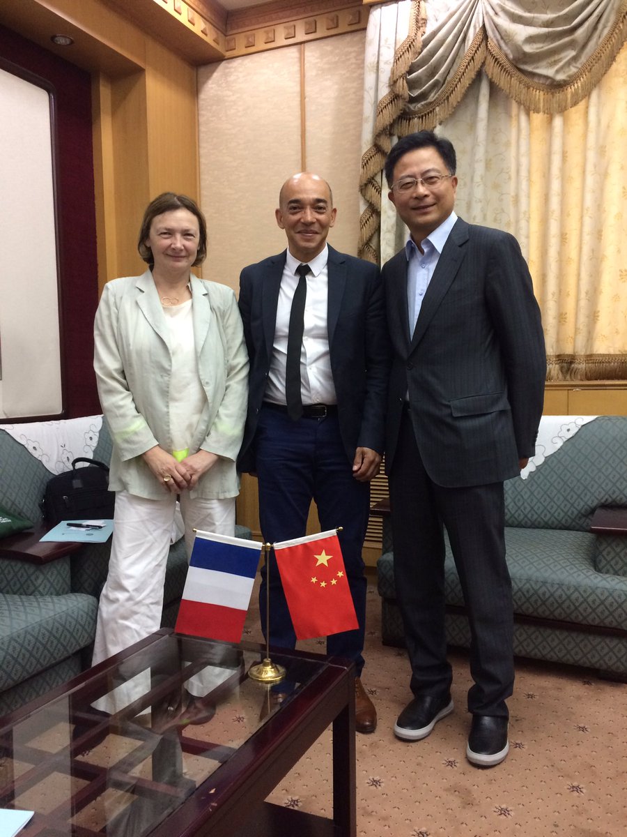 fabrice_almeida's tweet photo. À Pékin avec le pr Guo et Valerie Devillard à l université des relations internationales futur partenaire de @VersionIFP @pantheon https://t.co/JUG0WDXK5Z