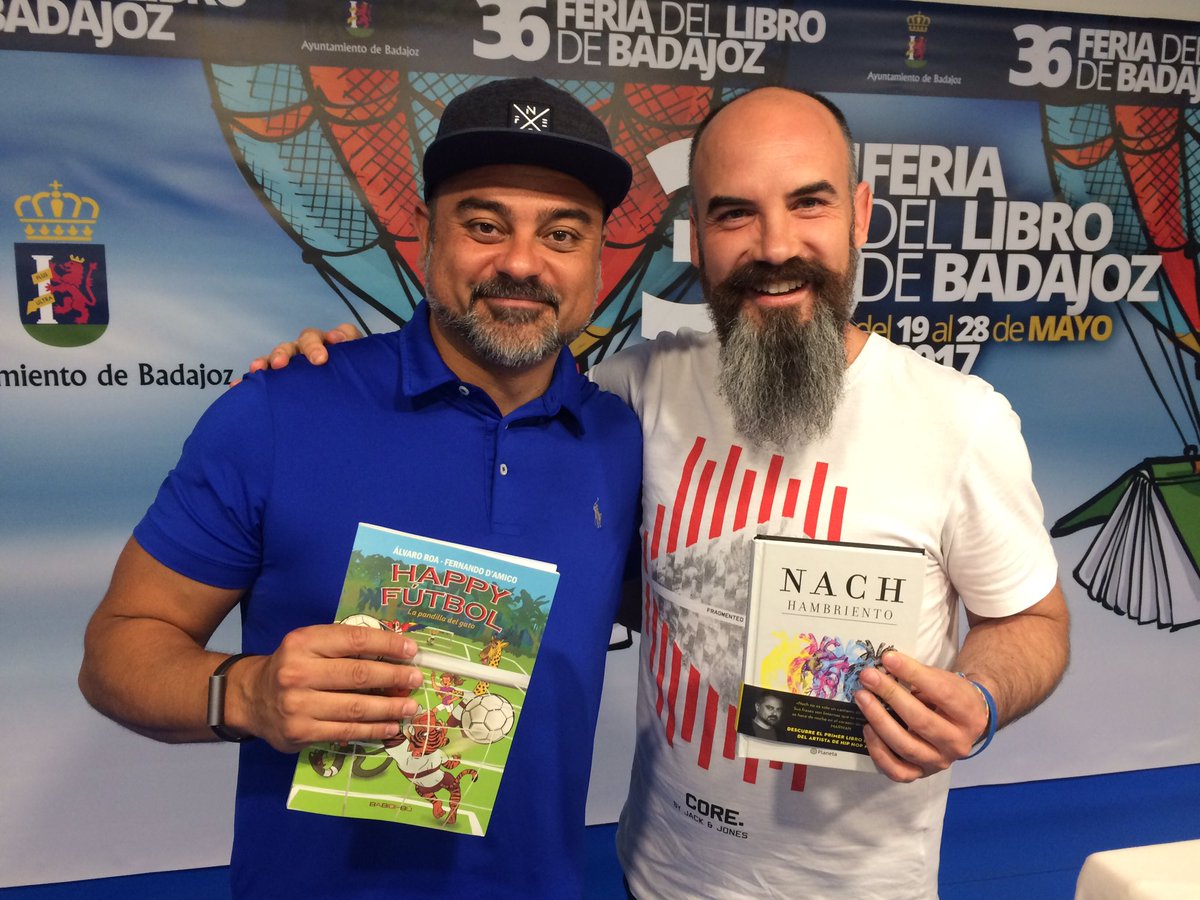 alvrov's tweet photo. Intercambio de libros con el amigo @raprapers en la @FLBadajoz. #Nach #Hambriento #ImaginaSinLimites con @HappyFutbolBook 😄📗#FelizMiercoles https://t.co/cQcyr2SuTJ