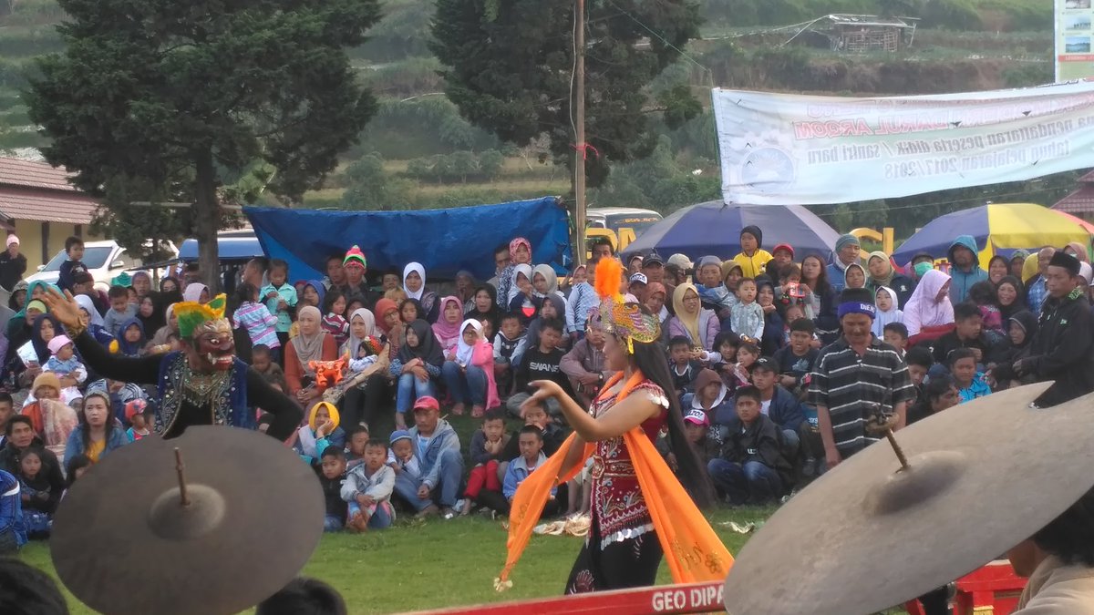 arga1912's tweet photo. Hiburan ndesa #lengger culture of java https://t.co/XTFd6g4zDv