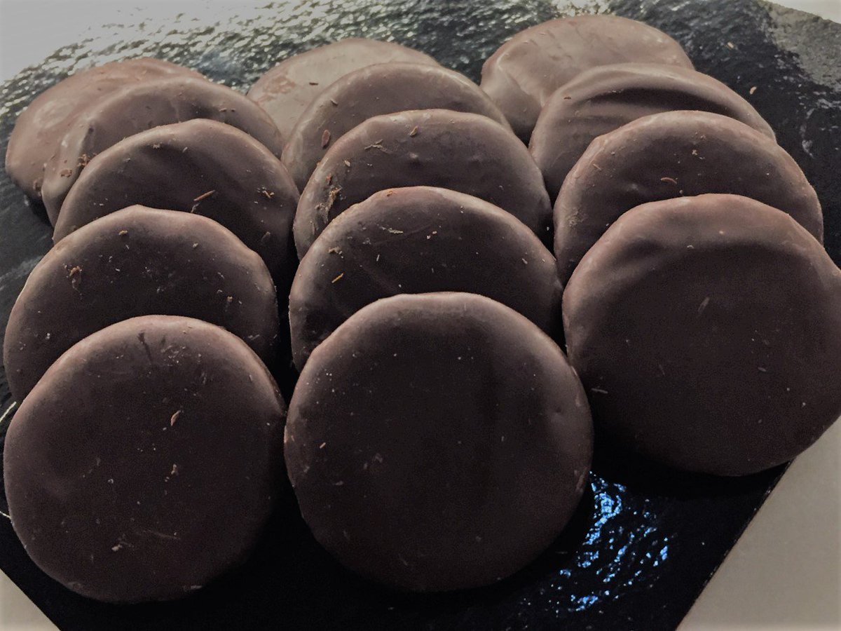 Nuestras galletas de nantes. Dos finas capas de barquillo que envuelven a una rica crema de gianduja recubierto por una capa de chocolate.