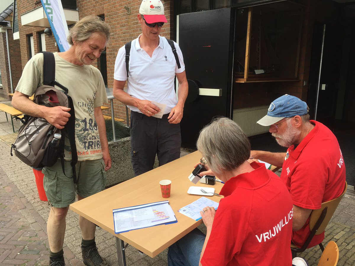 De eerste wandelaars zijn Stavoren gepasseerd