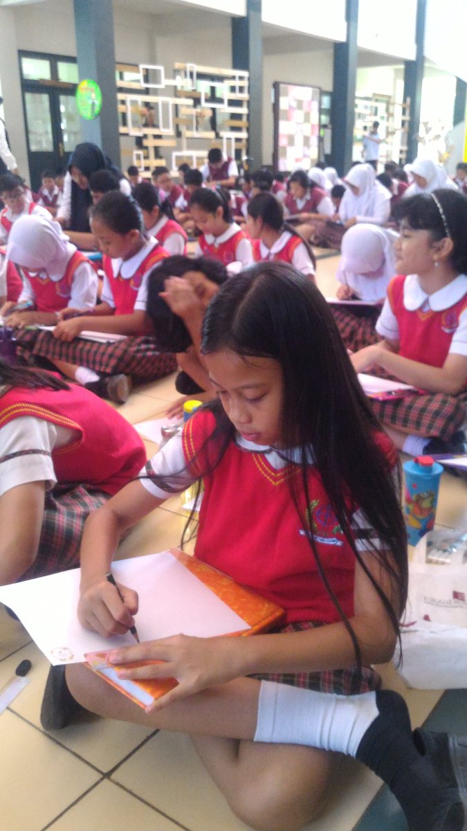SMPCakra_Buana's tweet photo. Daya kreasi dan sikap sportif semakin digali melalui wadah positif antara pihak SD dengan SMP Cakra Buana 👌💪 https://t.co/5Ob6yb563r