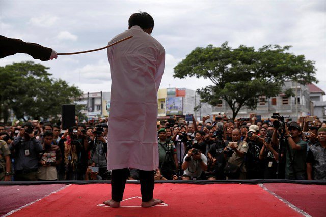 _infoLibre's tweet photo. Dos hombres homosexuales reciben 83 varazos ante decenas de personas en #Indonesia https://t.co/2fyyXDRecQ https://t.co/R2svRnIT9D