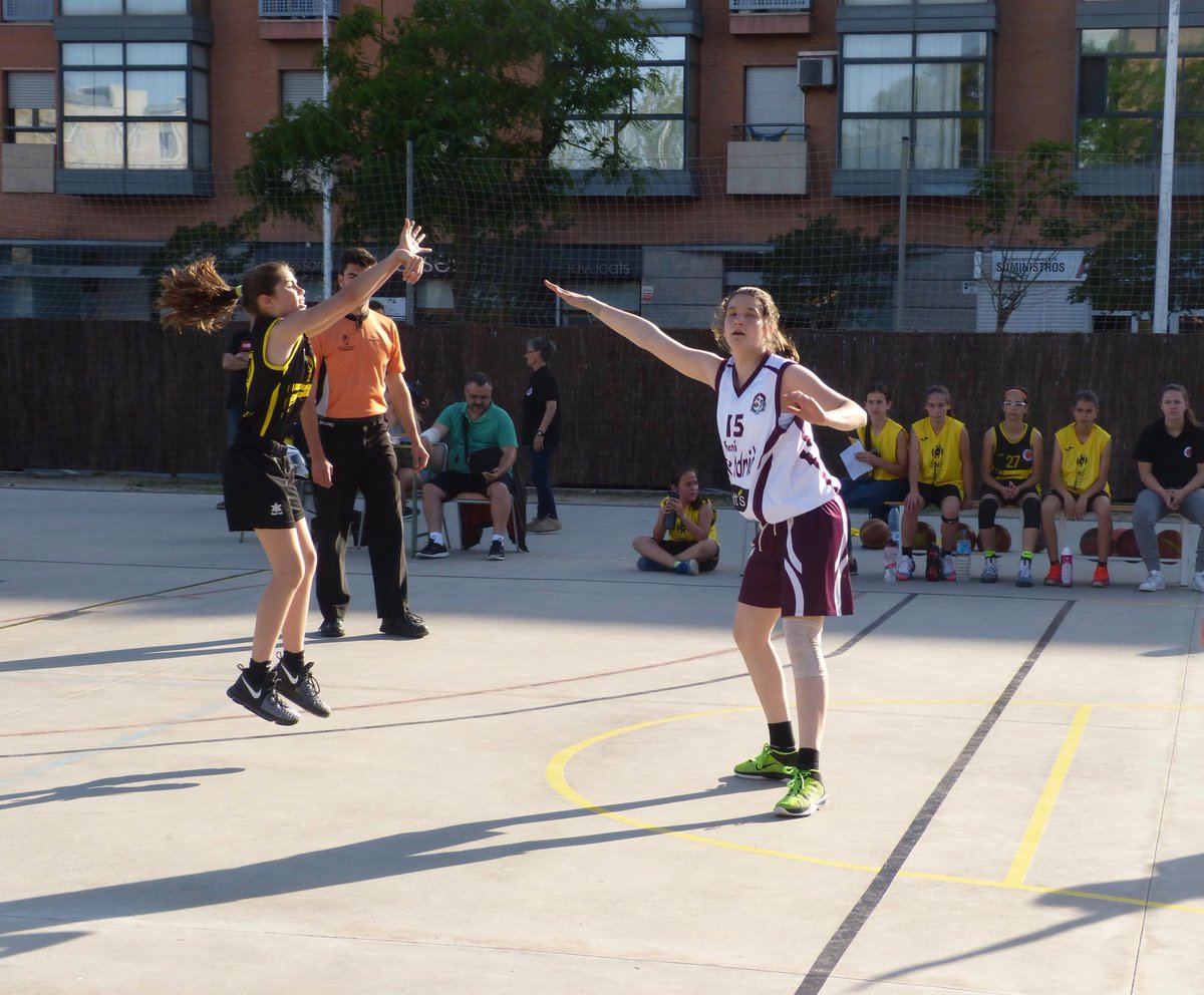 ASRBasketAlmeda's tweet photo. Àlbum 📸 #M1F #nuncadejesdesoñarensermetralleta https://t.co/ZlLQh7oFov Actualitzat amb els 2 últims partits de la temporada 📷 @gemmatatay 🏀👏 https://t.co/FIjox1itYt