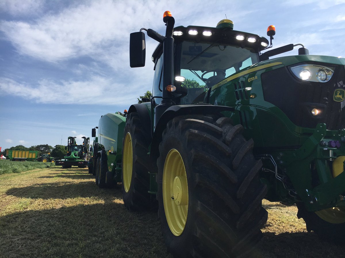 jasperrpollock's tweet photo. Team @JohnDeere are going @grasslandmuck 🚜💨🌱 Cracking weather for the show ☀️#C441R #balewellfast #mowwellfast https://t.co/CURm9WmZiA