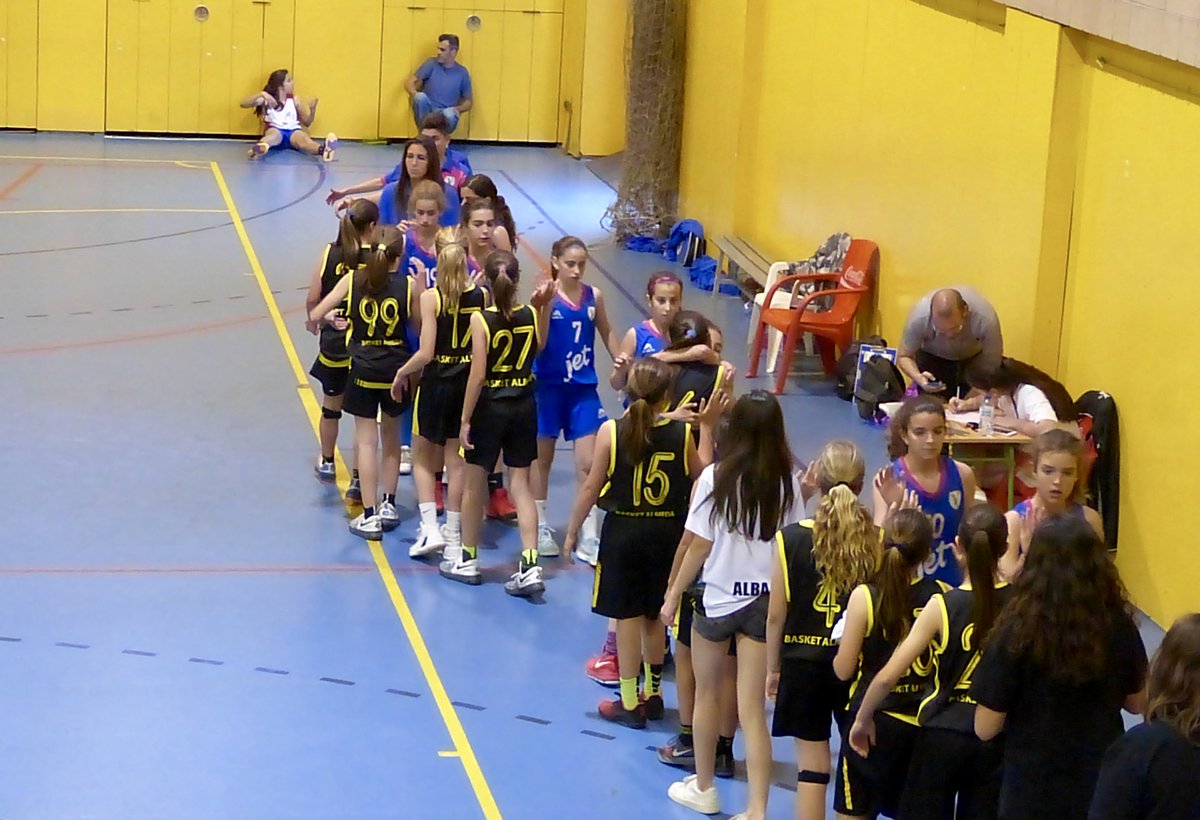 ASRBasketAlmeda's tweet photo. Àlbum 📸 #M1F #nuncadejesdesoñarensermetralleta https://t.co/ZlLQh7oFov Actualitzat amb els 2 últims partits de la temporada 📷 @gemmatatay 🏀👏 https://t.co/FIjox1itYt