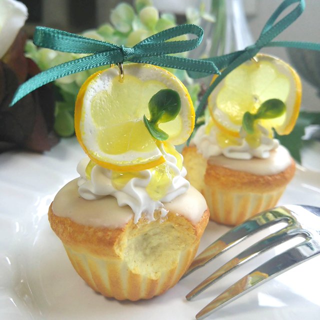 Tommy Titi サワーレモンのカップケーキ レモンアイシングをかけたカップケーキにたっぷりのホイップと甘酸っぱい レモンソース スライスレモンを飾ったら夏らしい爽やかなカップケーキの出来上がり アーモンドキャラメルシュー スライス
