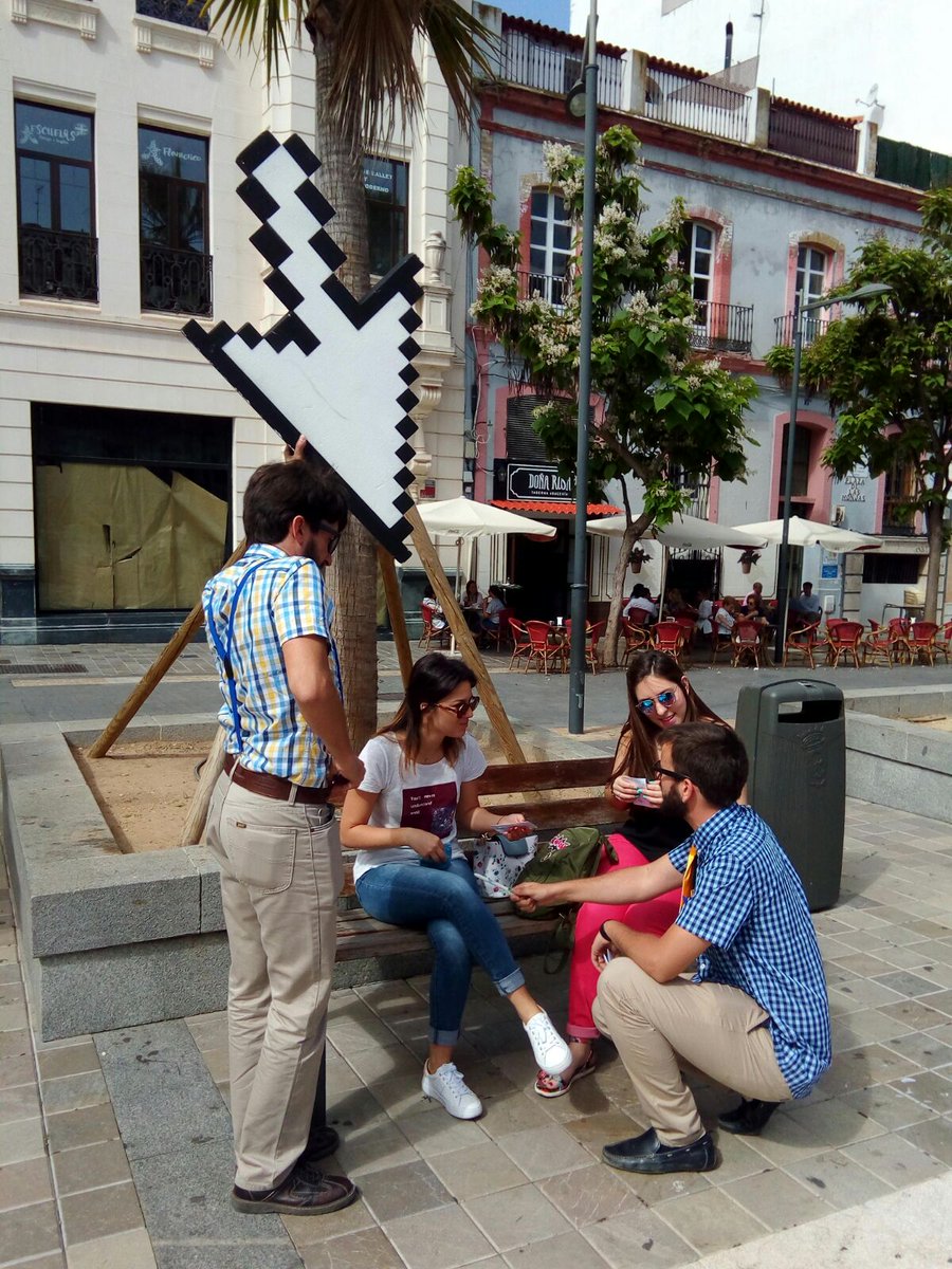 AndaluciaVuela's tweet photo. Ellas ya han dicho #QuieroAprender y a cambio, se han llevado un rato de risas, buen rollo ¡y una chapa de regalo! ¡Estamos en #Huelva! https://t.co/57WiPhEij3
