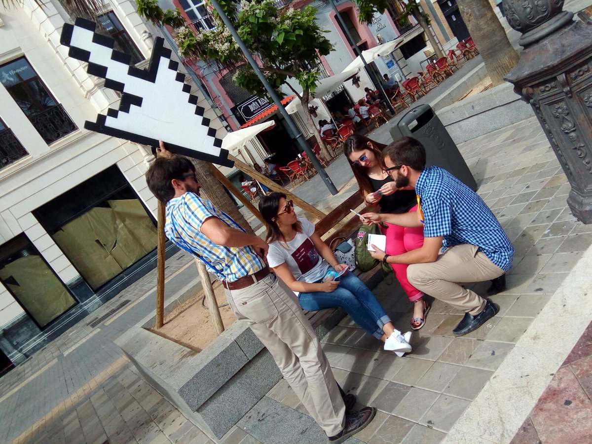 AndaluciaVuela's tweet photo. Ellas ya han dicho #QuieroAprender y a cambio, se han llevado un rato de risas, buen rollo ¡y una chapa de regalo! ¡Estamos en #Huelva! https://t.co/57WiPhEij3
